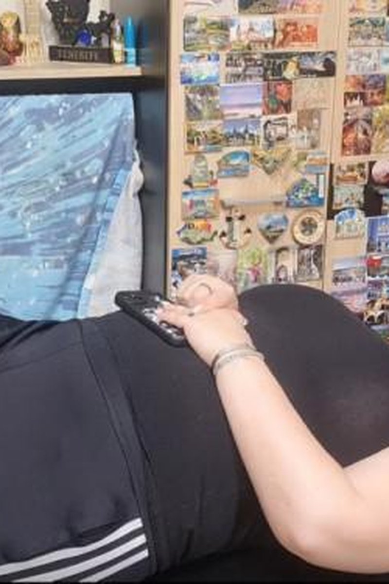Sharping Kendra's Eyebrows - Screenshot 1 of 4 - Babes