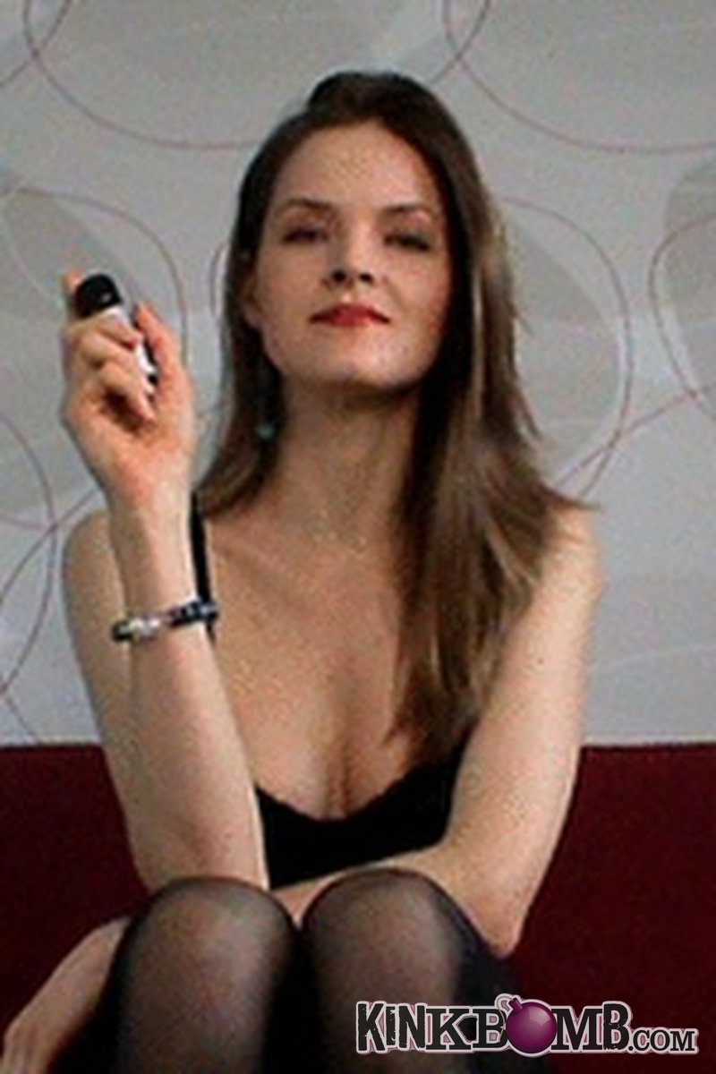 Beautiful Lady Suzanne: Drink, Sniff, Punch and Stroke - Screenshot 1 of 4 - Drinking