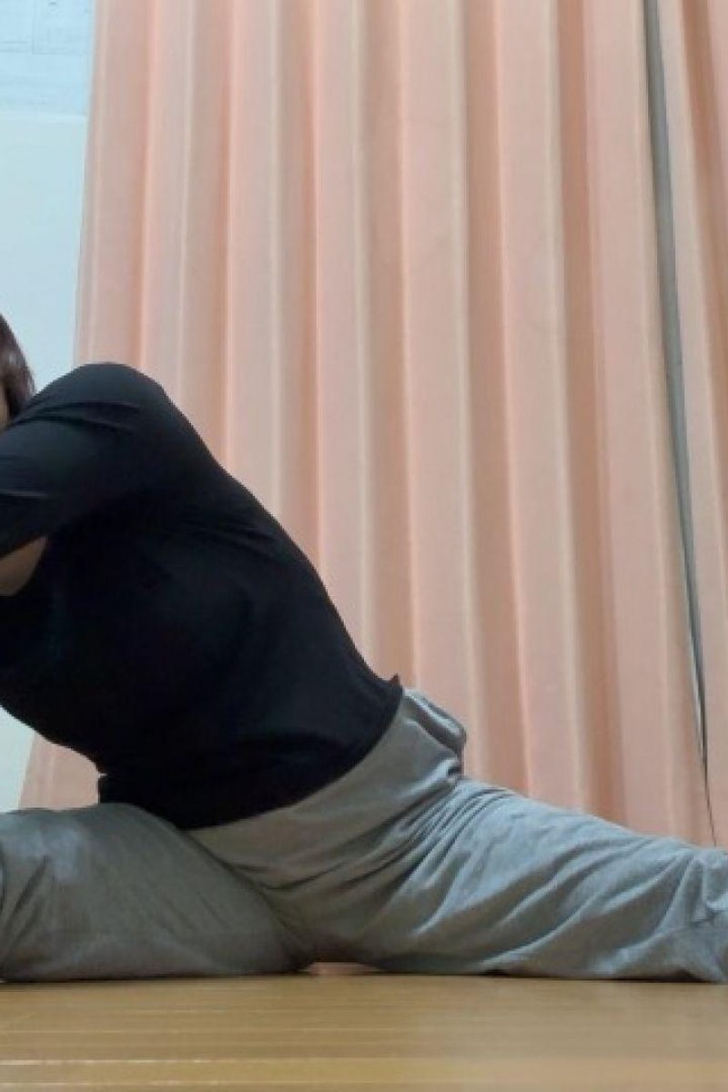 Mako Does Stretching - Screenshot 1 of 4 - Asian