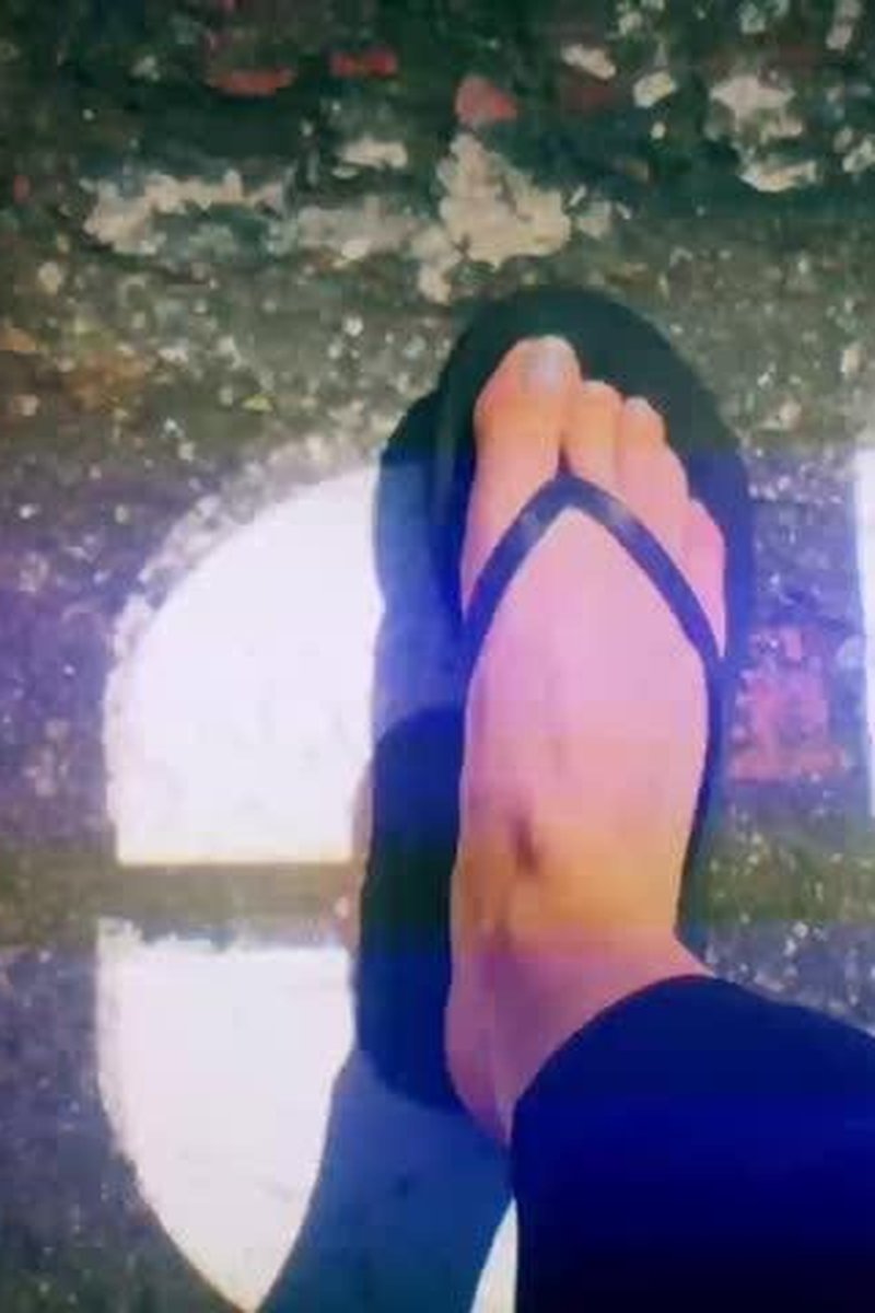 Public Walking - Screenshot 1 of 4 - Foot Fetish