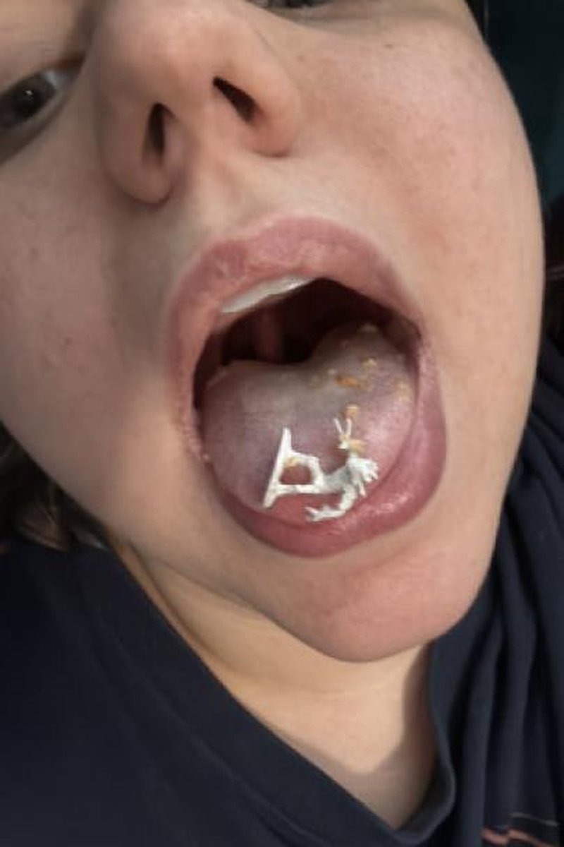 Giantess Snacking - Screenshot 1 of 4 - Chewing