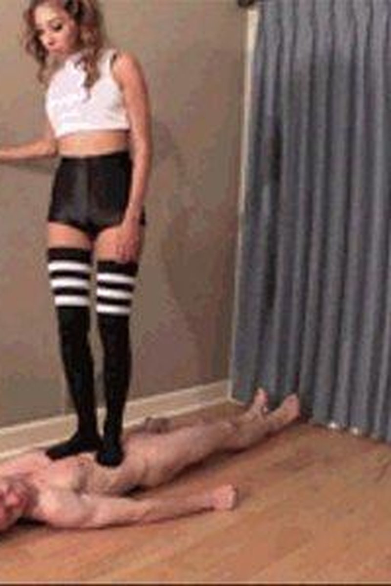 Jennifer - Stomps Little Danni (720 HD) - Screenshot 1 of 4 - Trampling