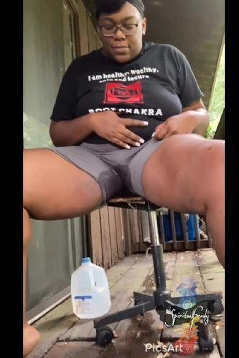 Pissing Outside - Screenshot 1 of 4 - Black
