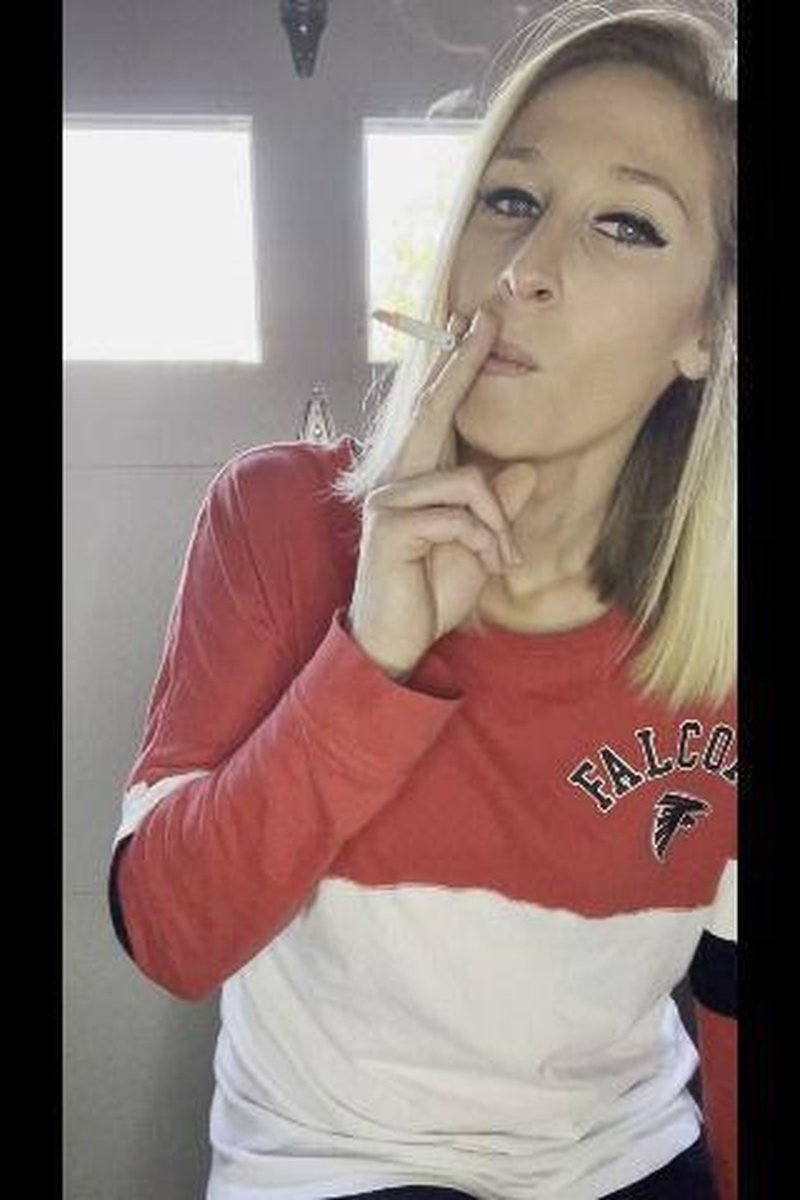 Smoking #30 - Screenshot 1 of 4 - Blonde Hair (Female)