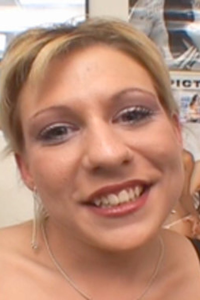 Amber - Screenshot 1 of 4 - Cum Swallowing