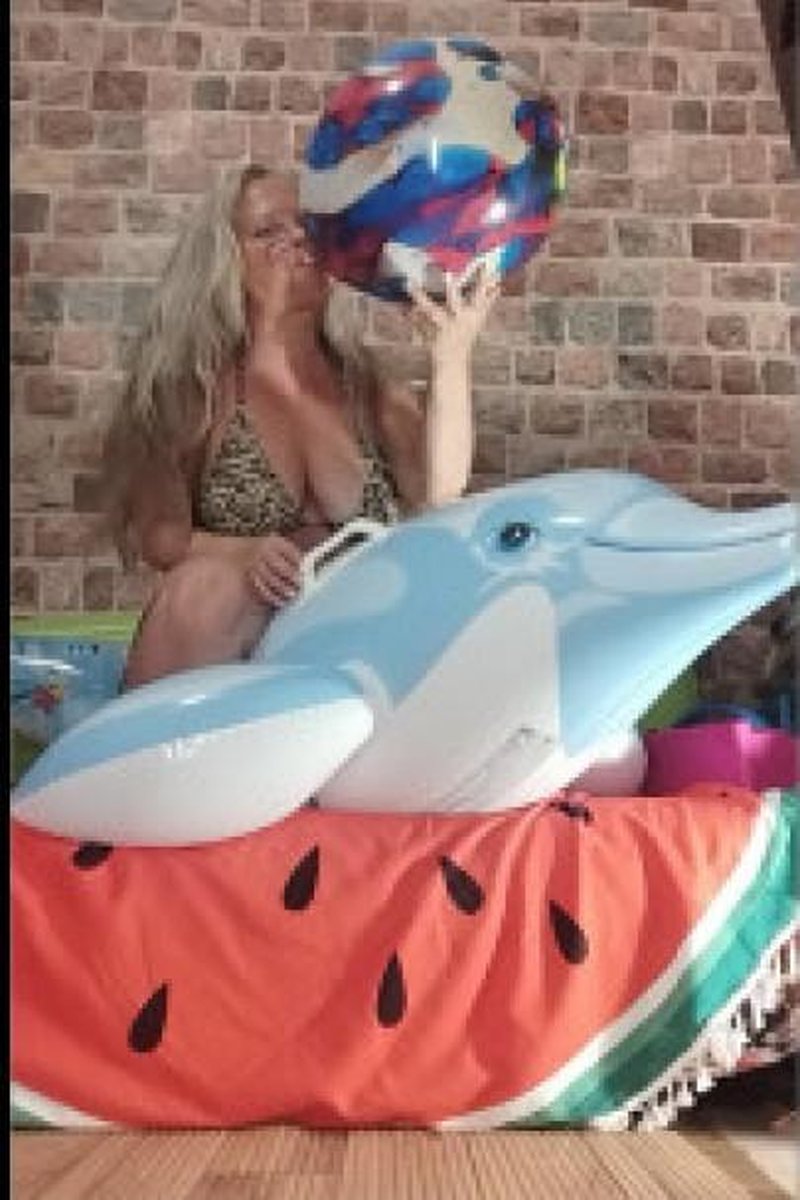 Dolphin Inflate-Deflate And S2P Marble Balloon Ace - Screenshot 1 of 4 - Blonde Hair (Female)
