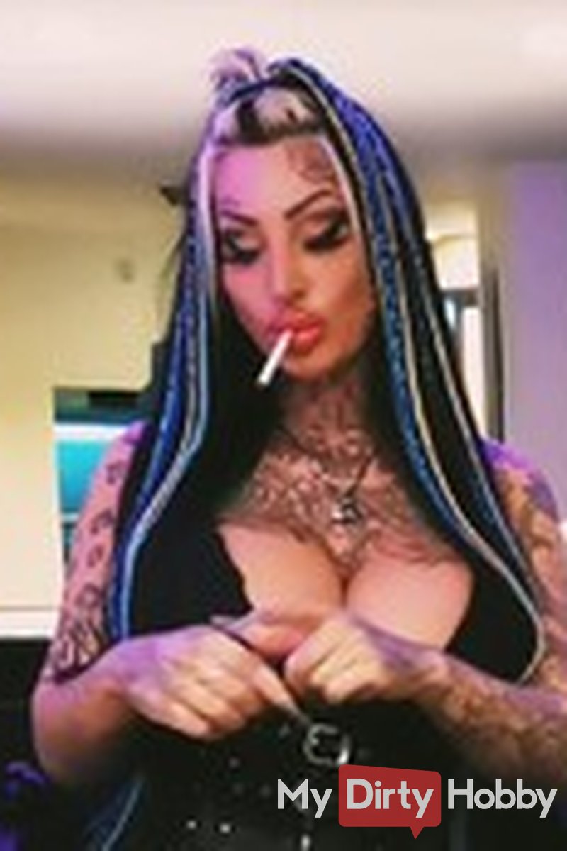 Smoking Goddess - Screenshot 1 of 4 - Goddes Xena