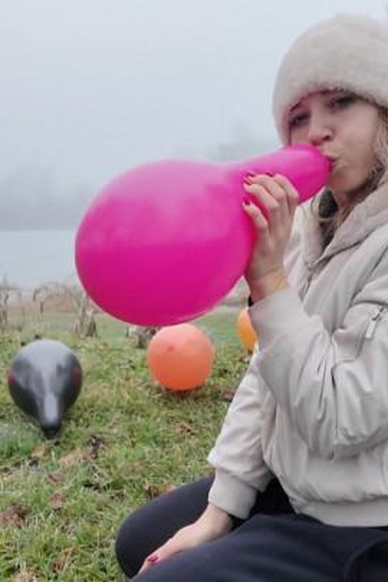 Looner - 162 - Outdoor 5X Pops & 1X Nonpop - Screenshot 1 of 4 - Balloon Fetish