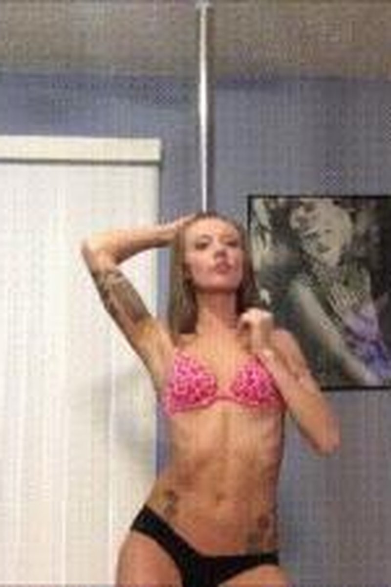 Nude Striptease - Screenshot 1 of 4 - Close Up