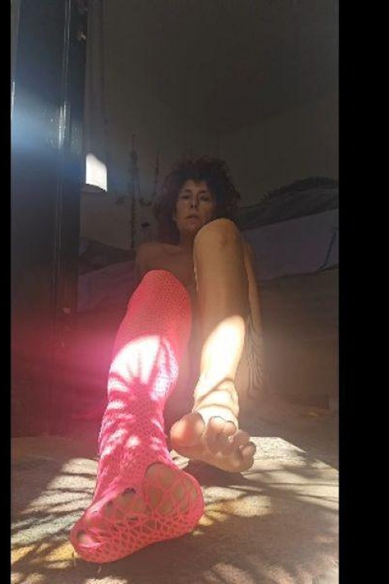Feet Teasing - Screenshot 1 of 4 - Feettease