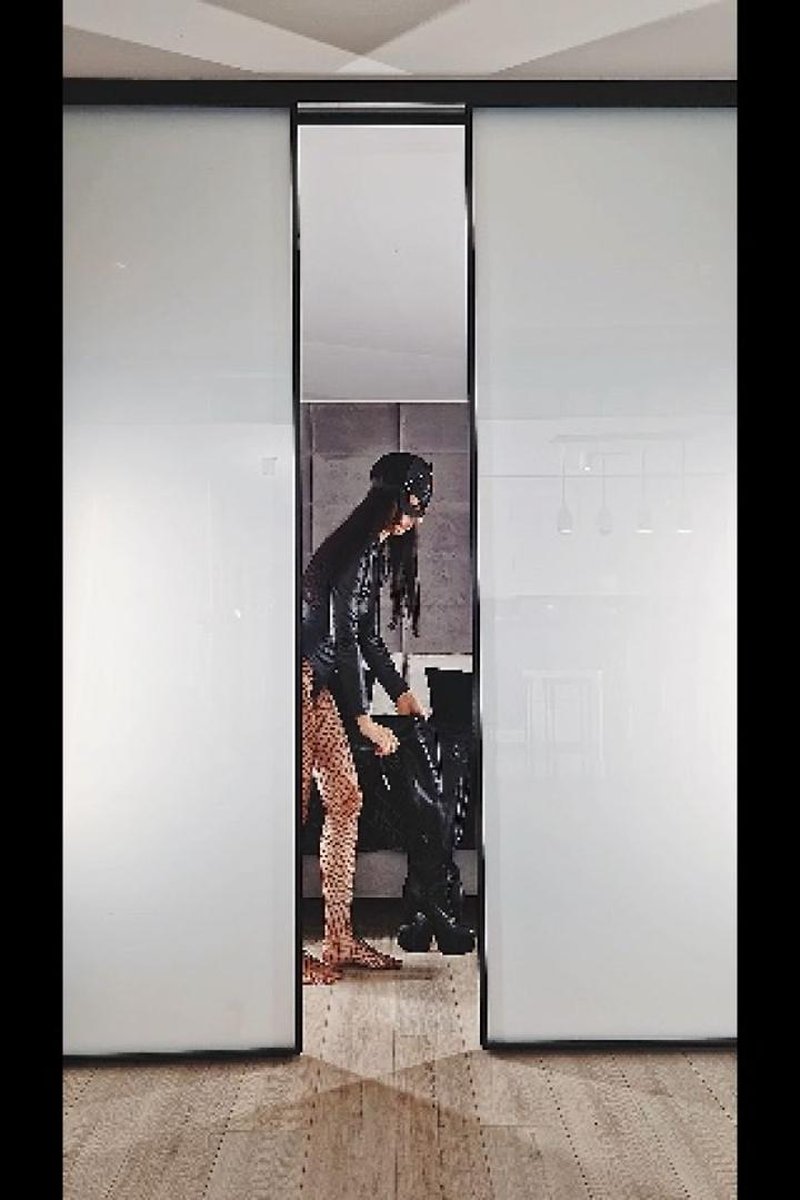 Peeping - Screenshot 1 of 4 - Boots