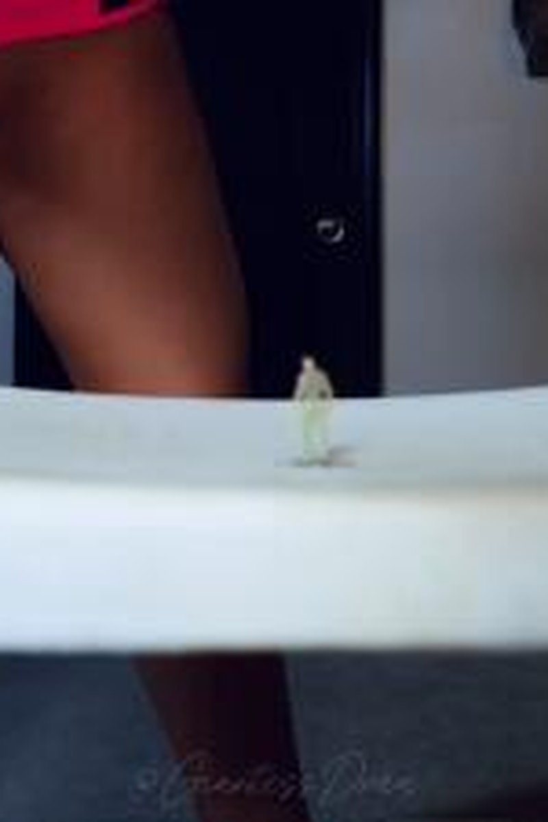 Giant Ass - Screenshot 1 of 4 - Ass Squeezing