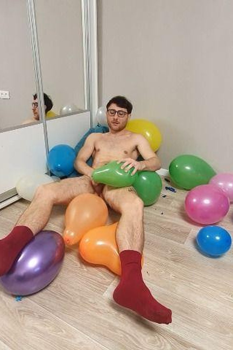 Jerking Off On Balloons - Screenshot 1 of 4 - Balloon Fetish