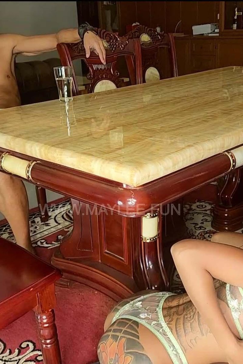 Under The Table! - Screenshot 1 of 4 - Blowjob