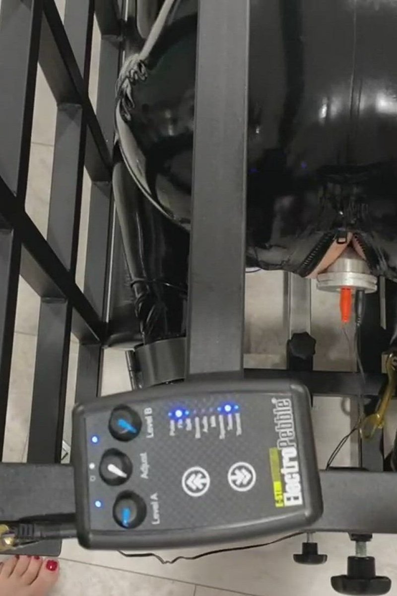 Rubber Gimp - Screenshot 1 of 4 - Anal