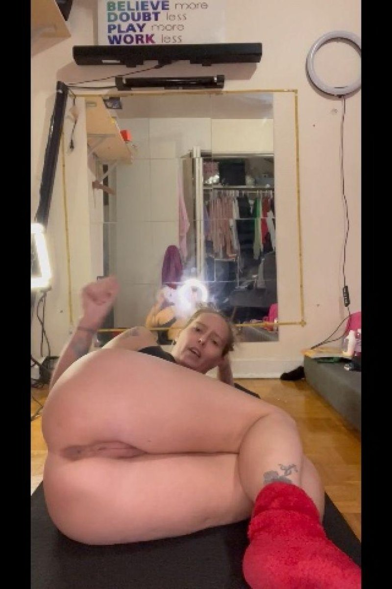 Buttplug Ass Workout - Screenshot 1 of 4 - Ass Fetish