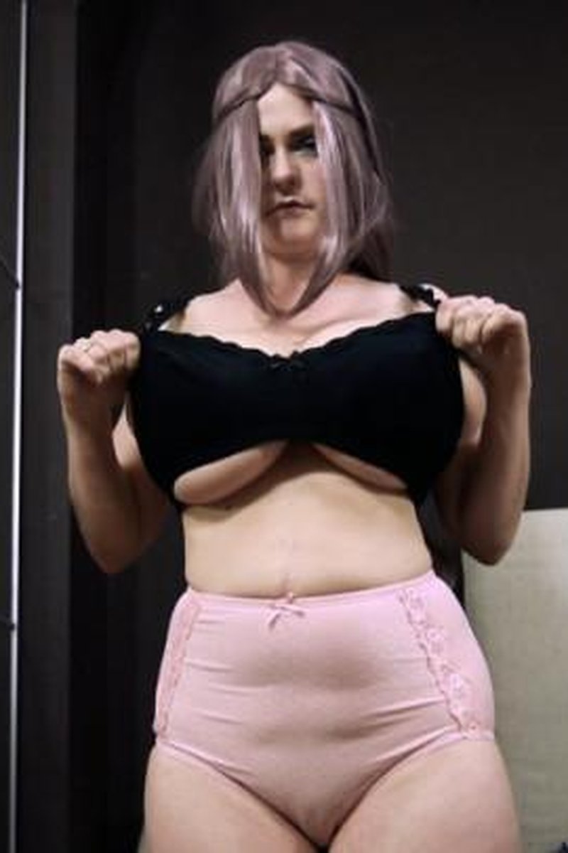 Tiny Bra - Screenshot 1 of 4 - Big Tits