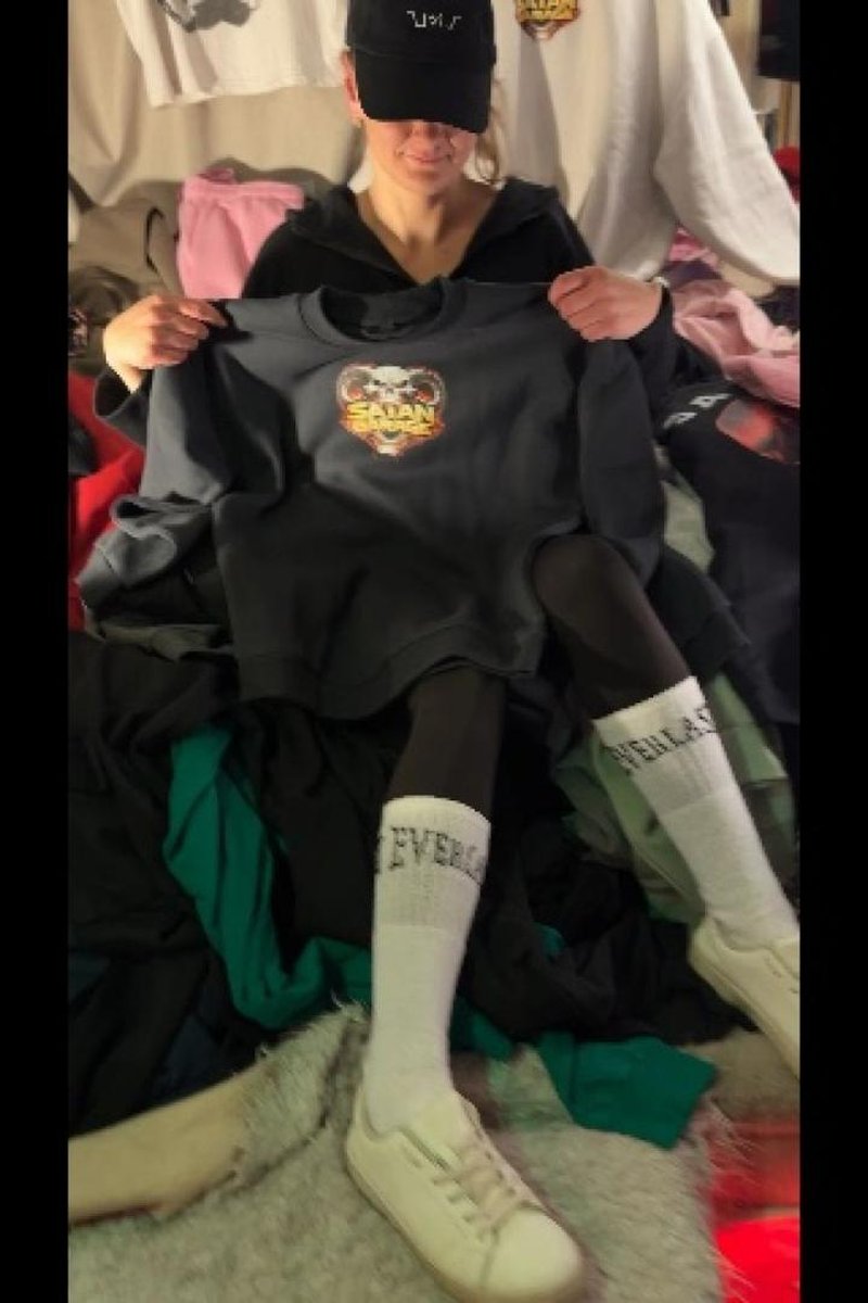 Sussie Merch Ready - Screenshot 1 of 4 - Merch