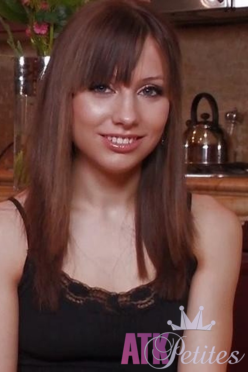 Risi Simms - Interview - Screenshot 1 of 4 - Risi Simms