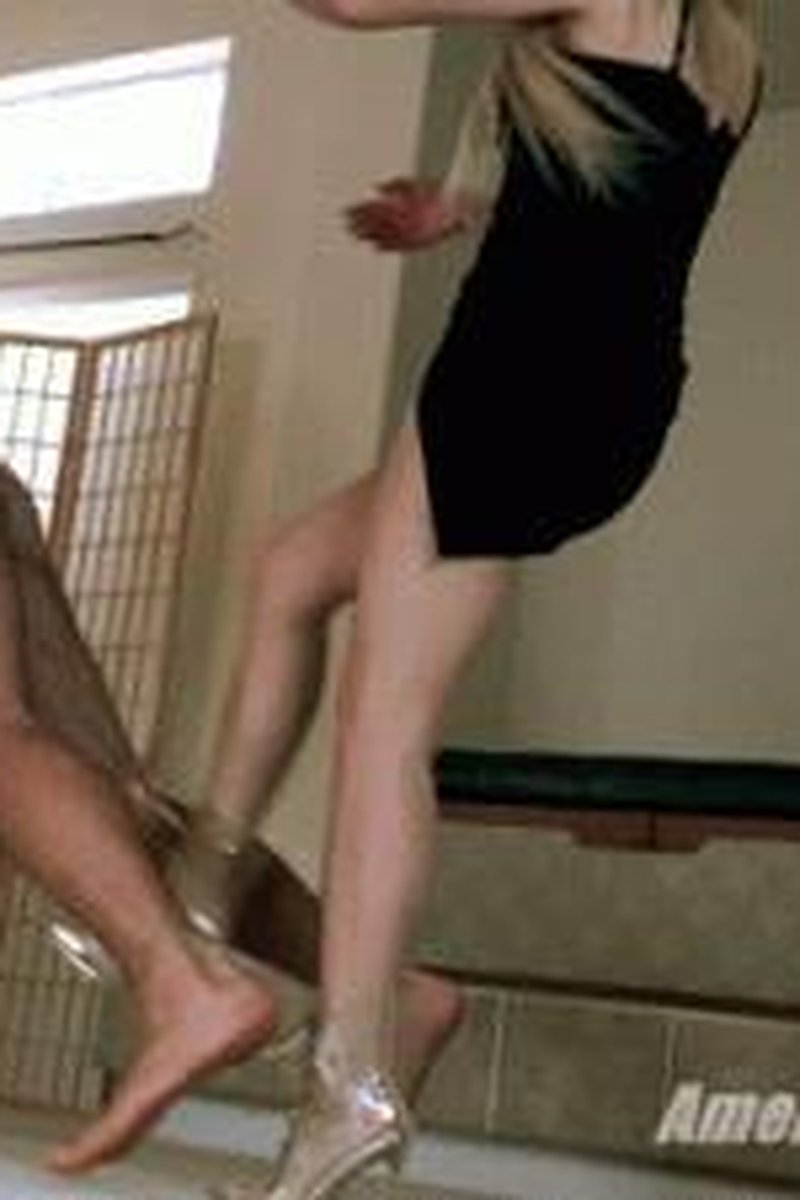 Push-Up Ballbusting - Screenshot 1 of 4 - Femdom