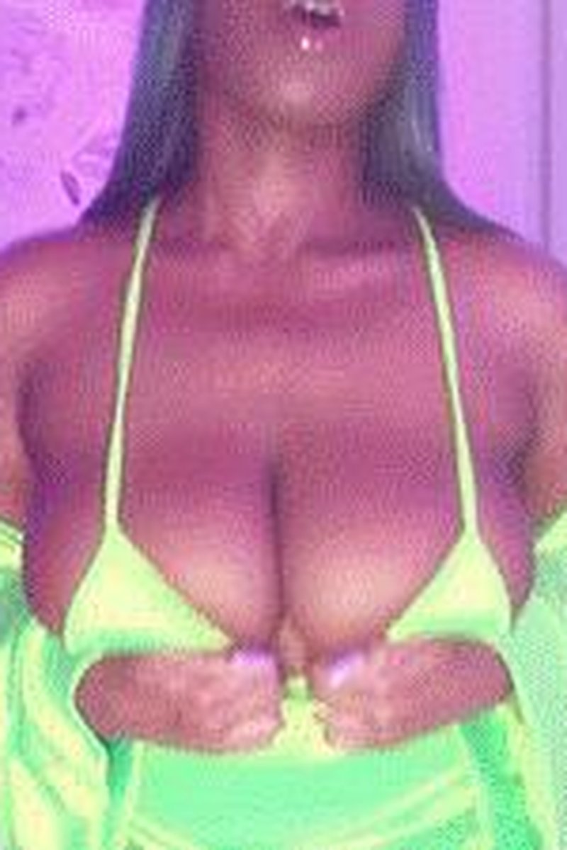 Emerald Titties - Screenshot 1 of 4 - Big Areolas