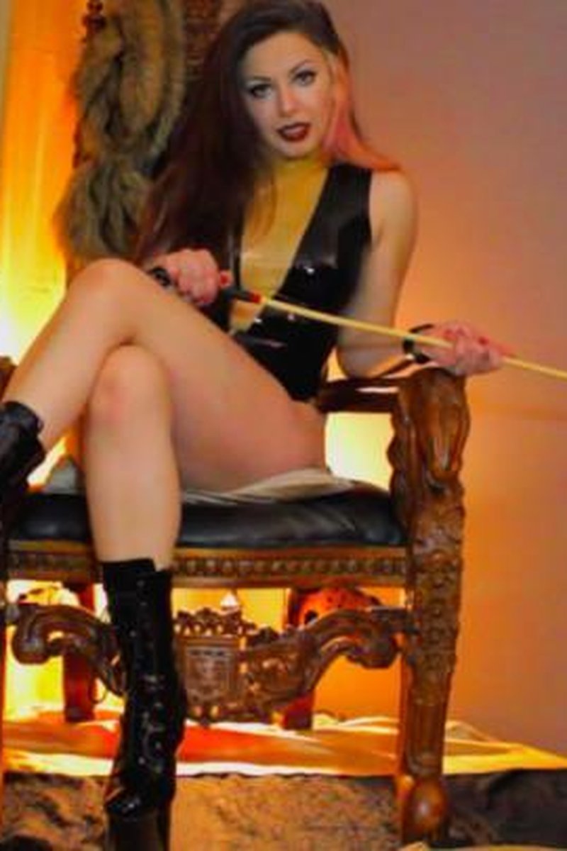 Ballbusting Slave - Screenshot 1 of 4 - Boots