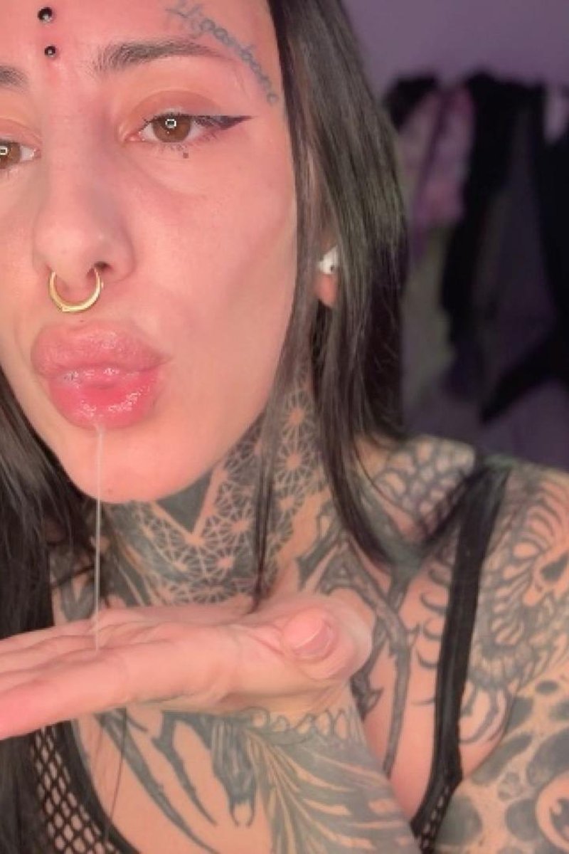 Spit Fetish - Screenshot 1 of 4 - Altgirl