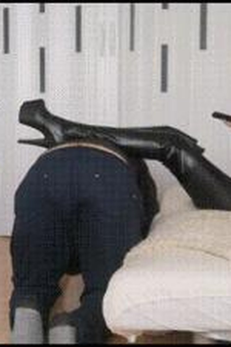 Foot Stool Servant - Screenshot 1 of 4 - Boots