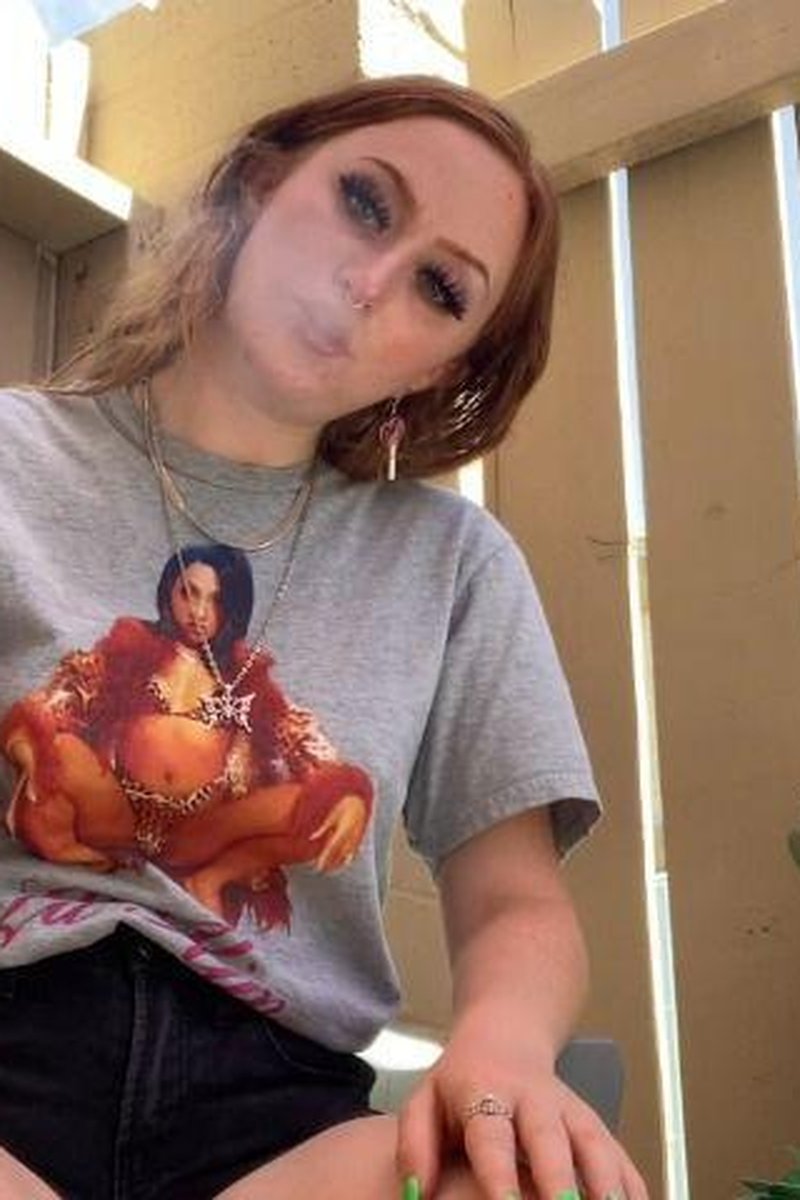 Chainsmoking Redhead - Screenshot 1 of 4 - Chain Smoking