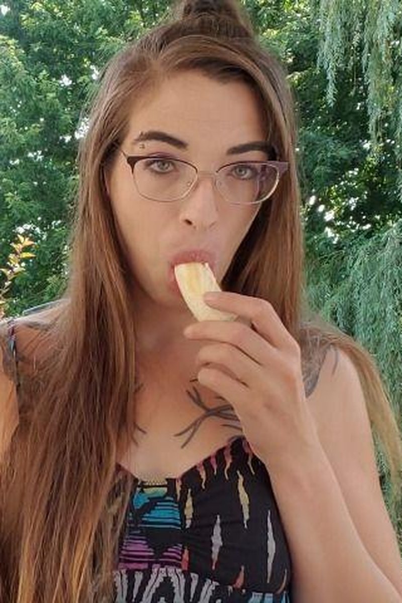 Snack Time - Screenshot 1 of 4 - Brown Hair