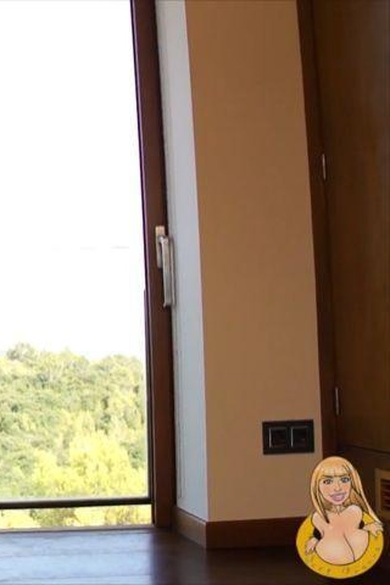 Dressing Room - Screenshot 1 of 4 - Breast Sucking