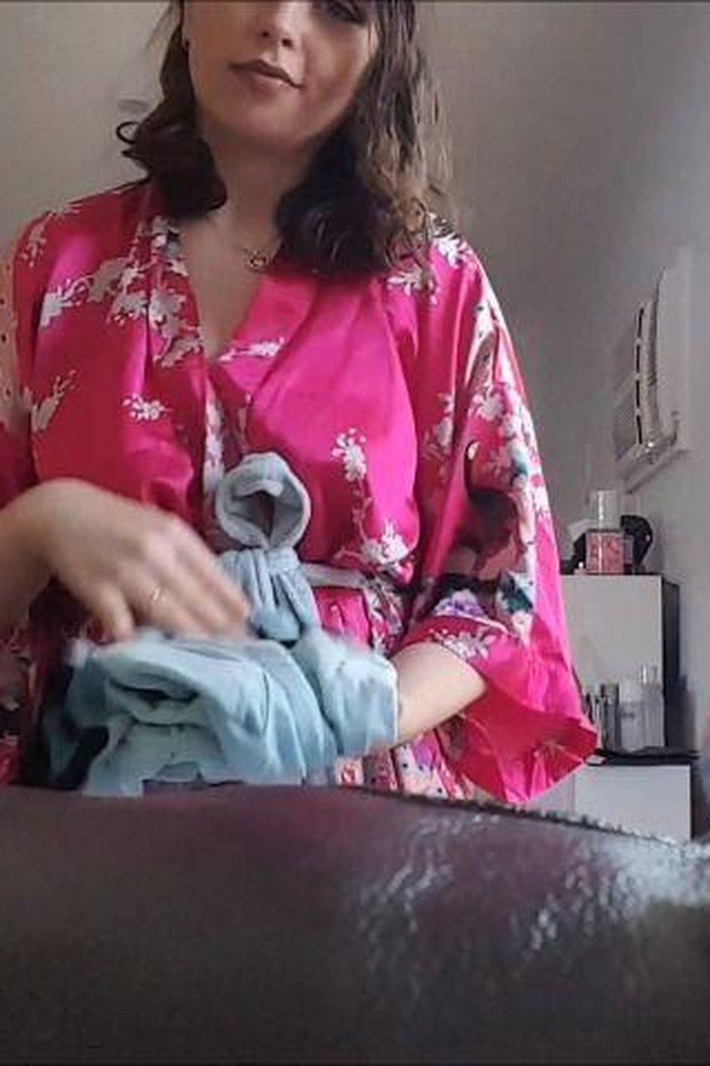 Folding Laundry - Screenshot 1 of 4 - Brown Hair