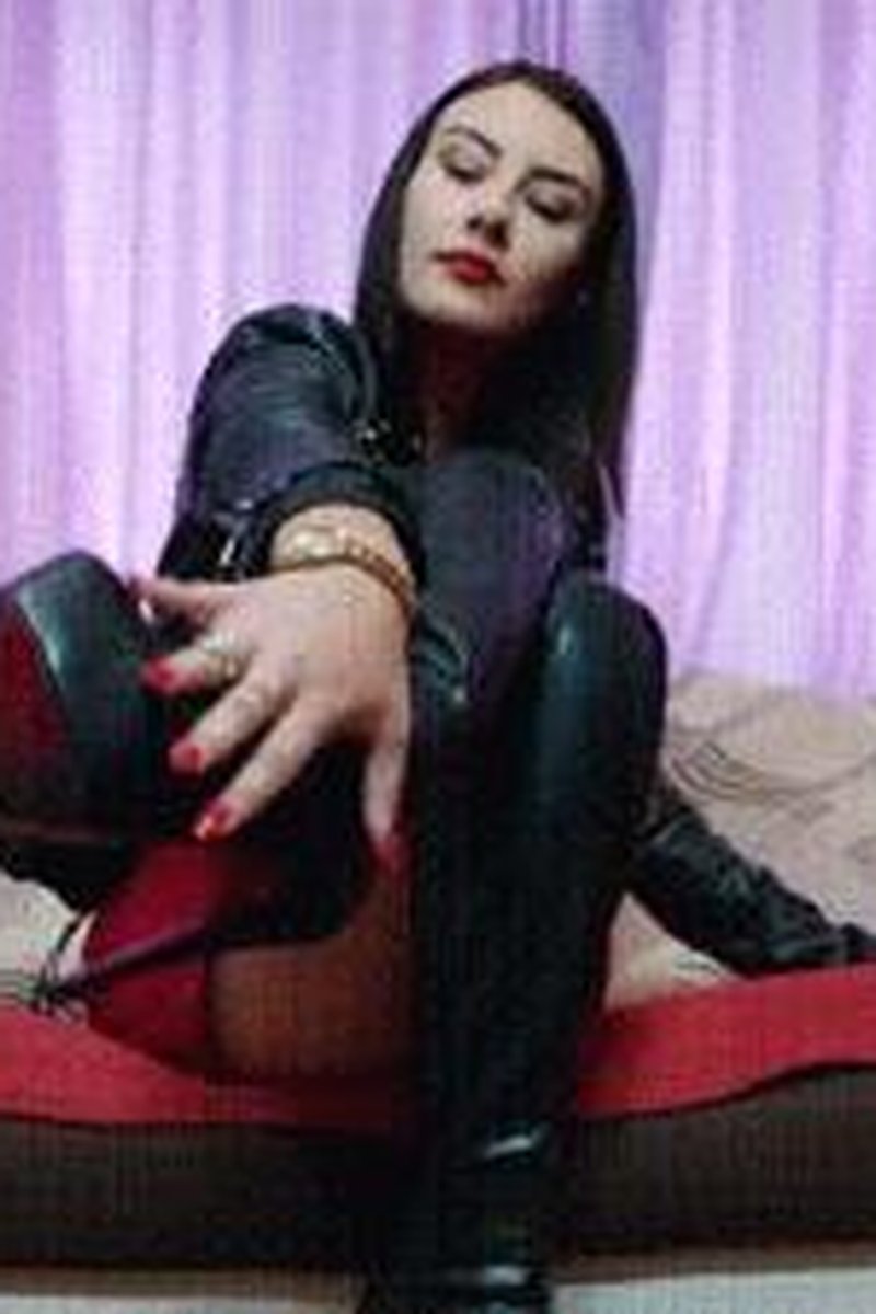 Boots Ballbusting - Screenshot 1 of 4 - Boots