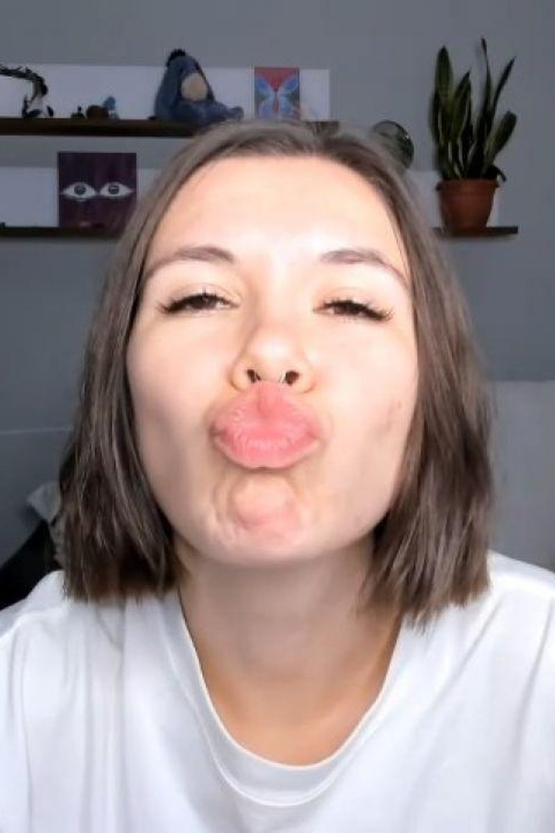 Lips Custom - Screenshot 1 of 4 - Kissing