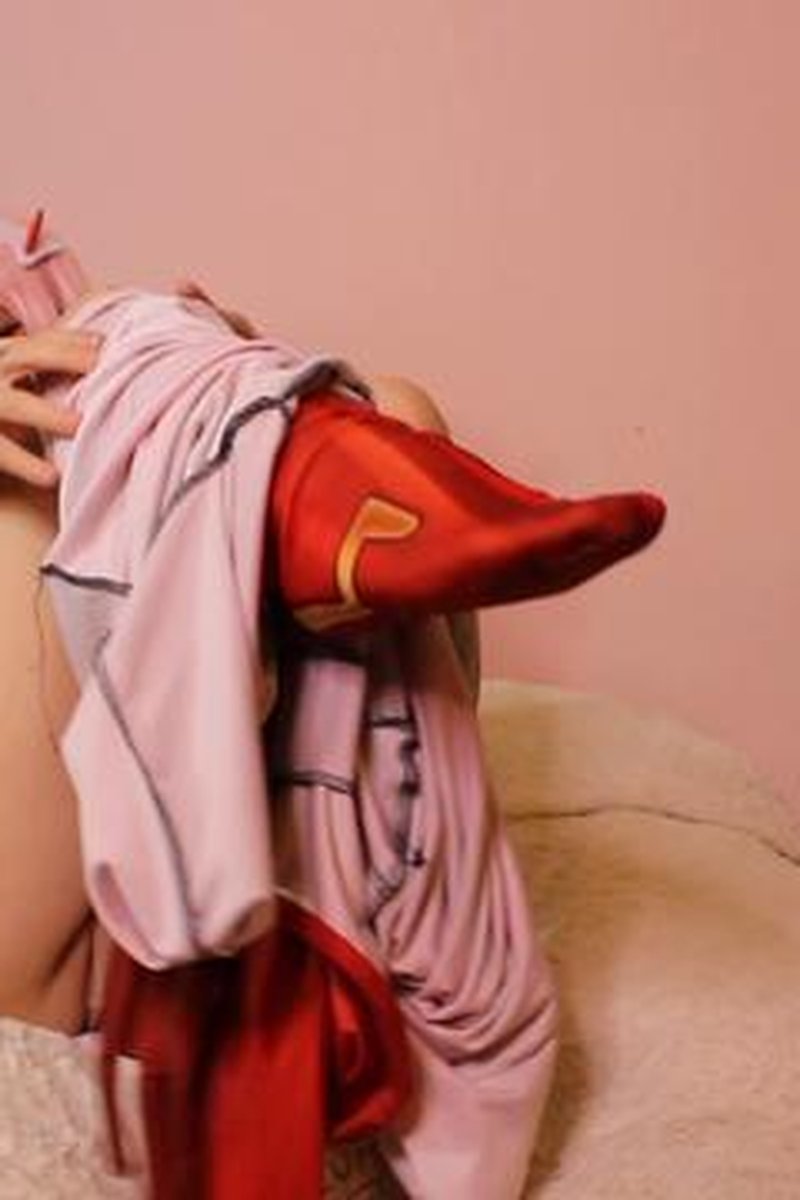 Zero Two Cosplay Striptease - Screenshot 1 of 4 - Ass Worship