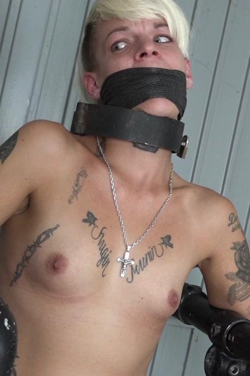 Lola - Electro Session - Screenshot 1 of 4 - BDSM