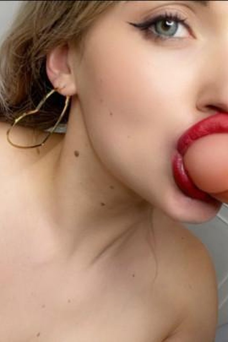 Bimbo Lips Blowjob & Beautiful Agony - Screenshot 1 of 4 - Blowjob