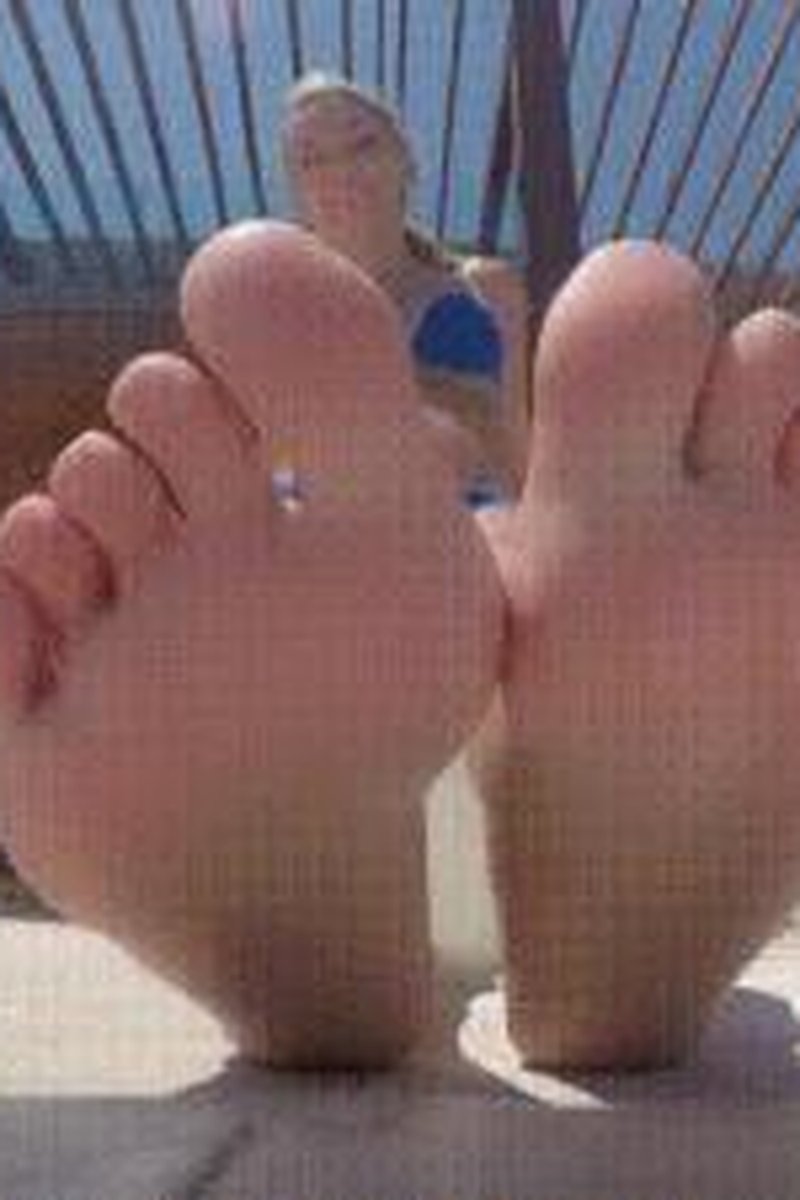 TP-iwantclipsladyanjagermanmistress-fussanbetung-deluxe-glotzen-und-massieren-fusssklave