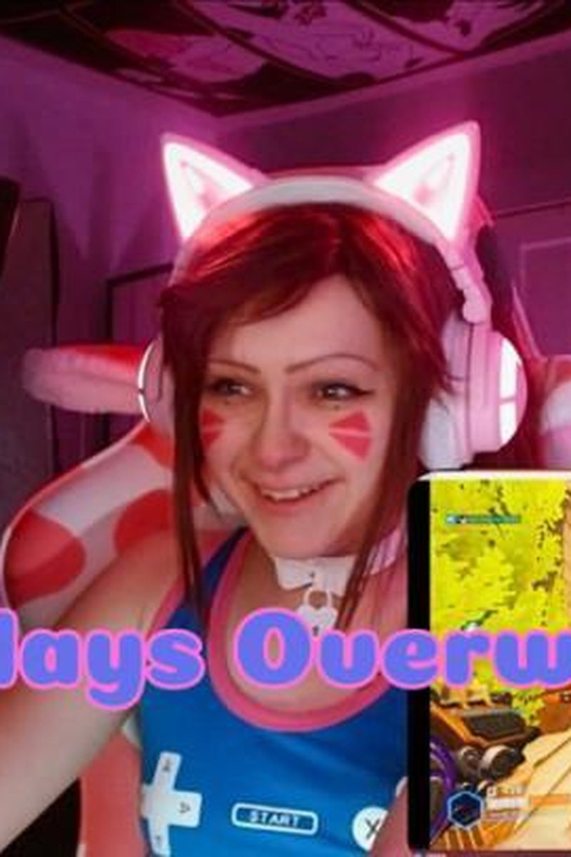 Dva Plays Overwatch - Screenshot 1 of 4 - Cosplay