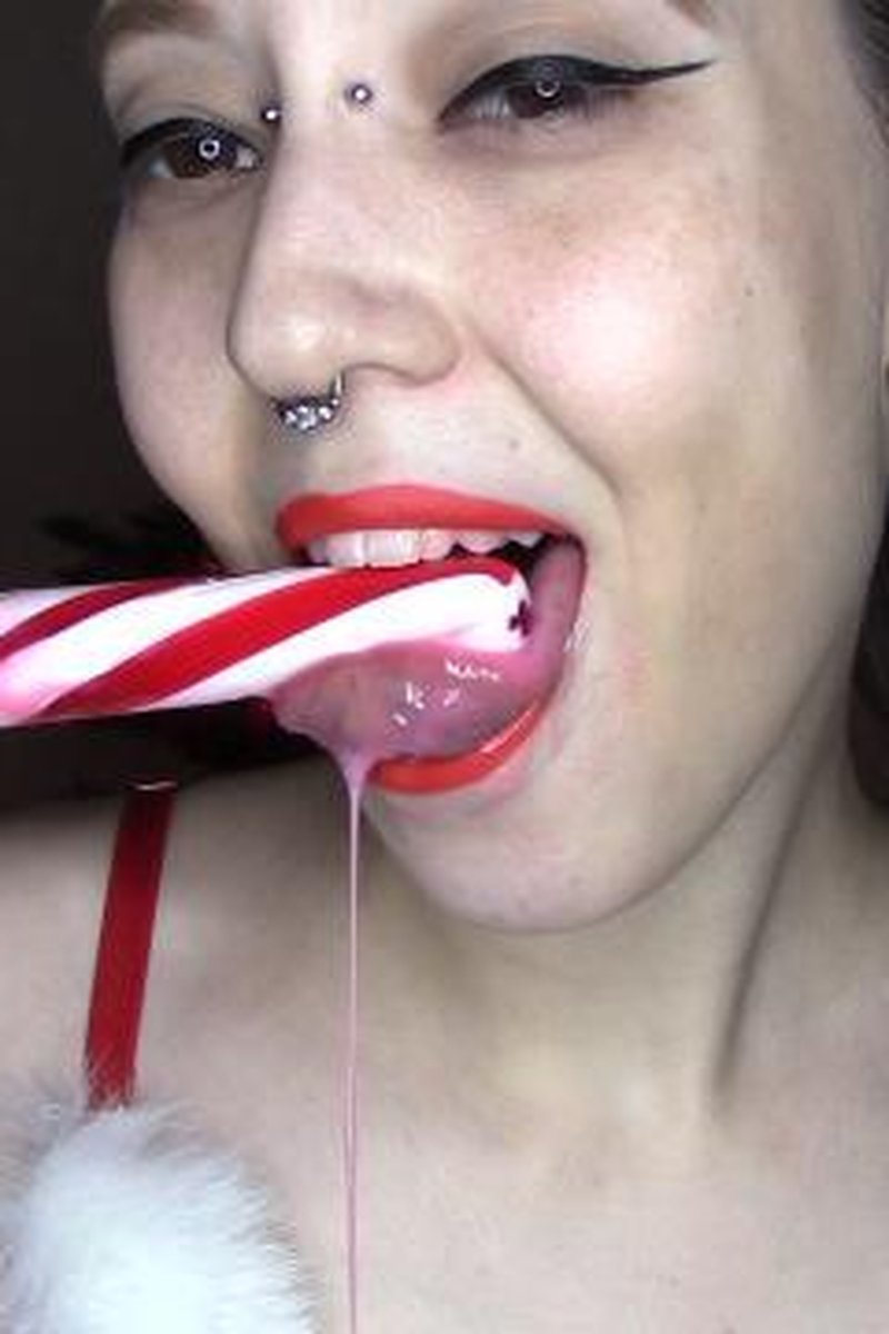 Candy Cane Spit Tease - Screenshot 1 of 4 - Babes