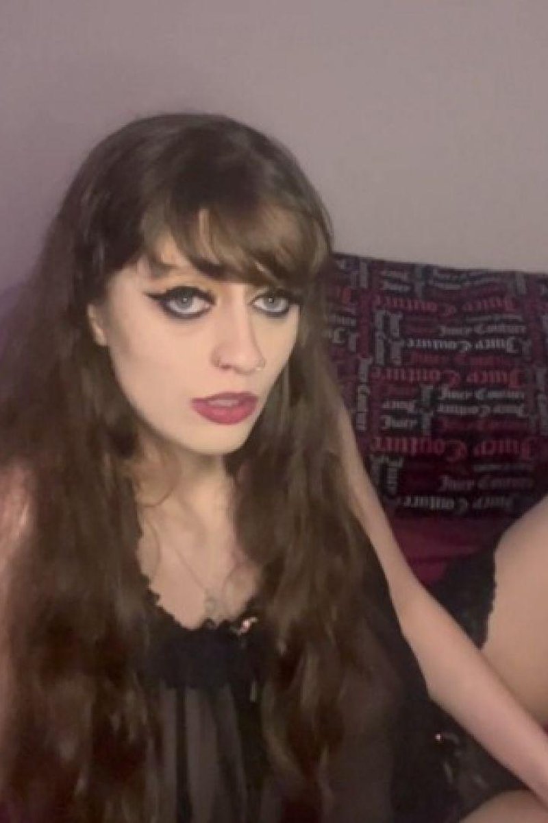 Titty Bouncing - Screenshot 1 of 4 - Babes