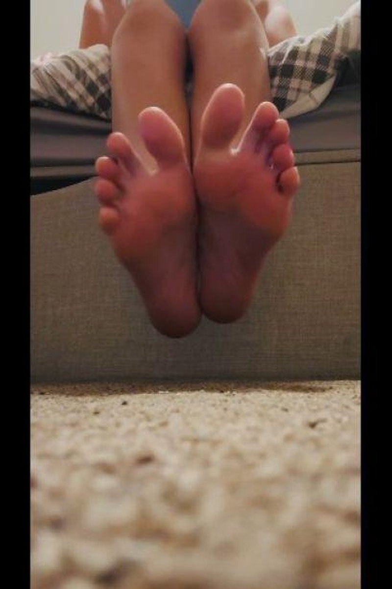 Feet JOI - Screenshot 1 of 4 - Cum On Feet