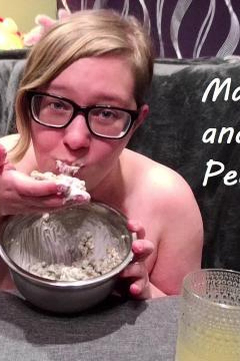 Pixie Eats Mayo And Peas - Screenshot 1 of 4 - Blonde Hair (Female)