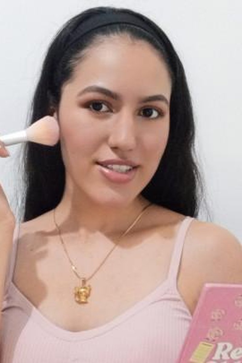 Fast And Minimalist Makeup Tutorial - Screenshot 1 of 4 - Latin Woman