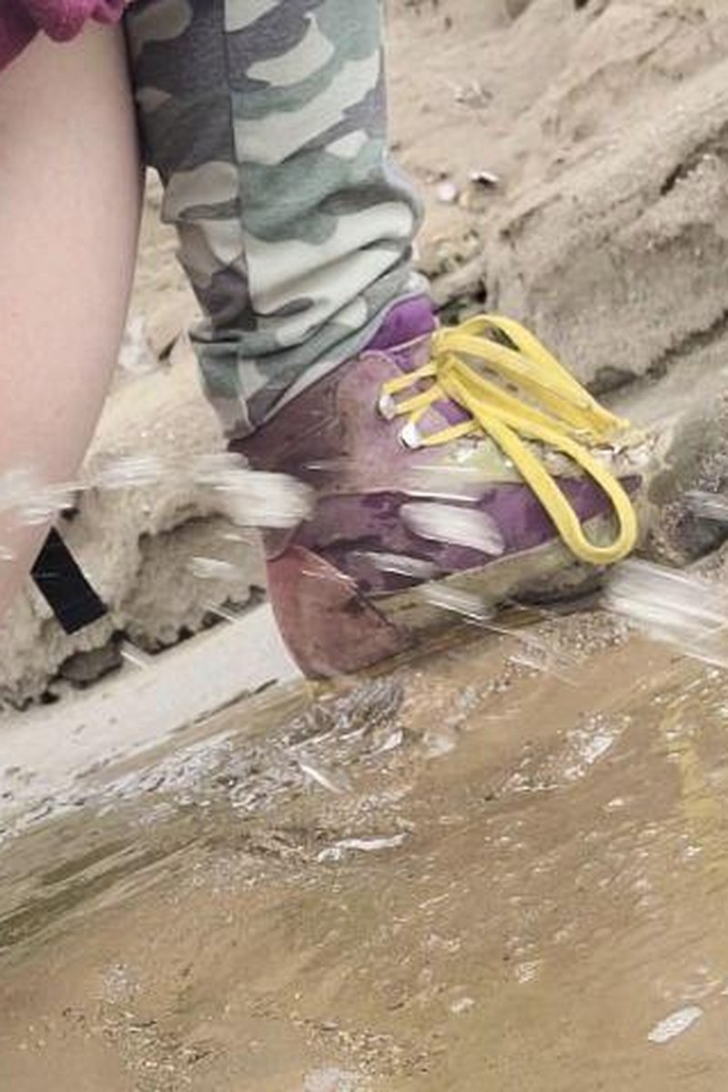 Squishy Piss Mud - Screenshot 1 of 4 - Boots