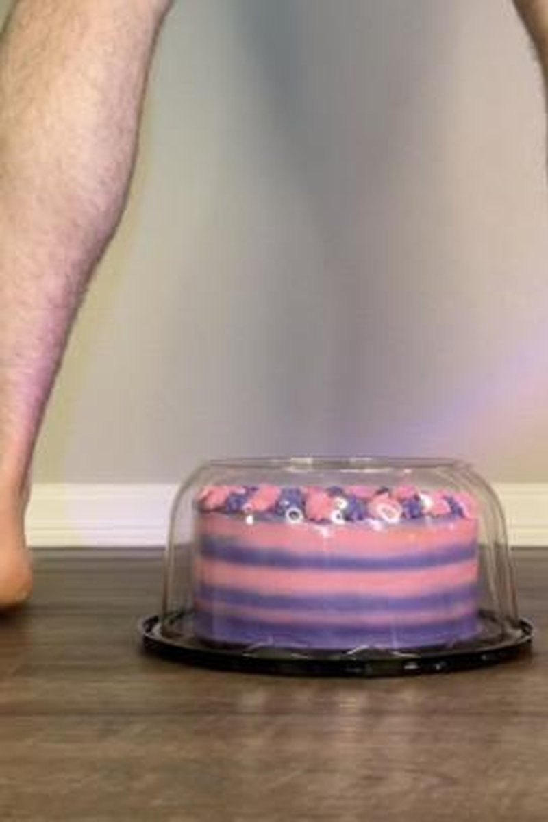 Cake Sitting - Screenshot 1 of 4 - Blowjob