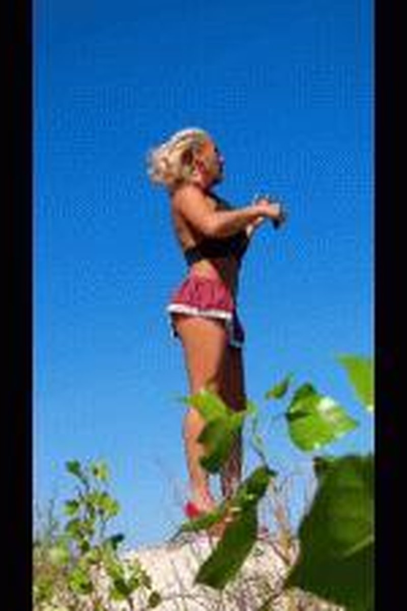 Public Flashing - Screenshot 1 of 4 - Big Clit