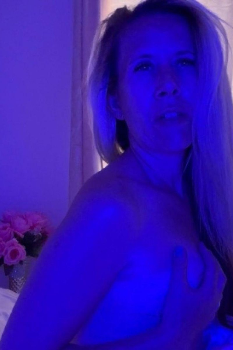 Step-Mom Helps Your Frustration - Screenshot 1 of 4 - MILF (30+)