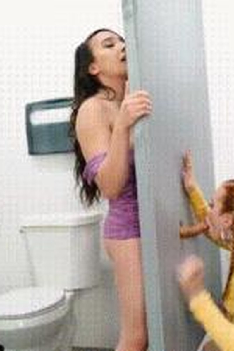Bathroom Break - Screenshot 1 of 4 - Anal