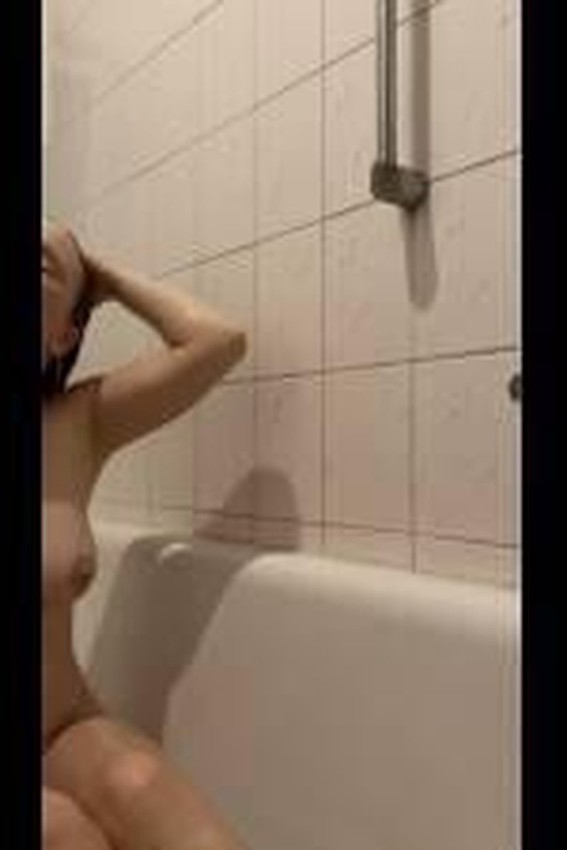Taking A Bath - Screenshot 1 of 4 - Bathroom
